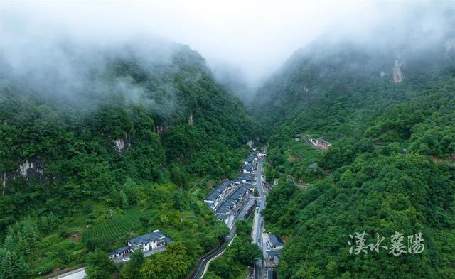 外交部发言人推介！尧治河村壮丽蝶变：从“靠山吃山”到“养山富山”的“两山”实践标杆