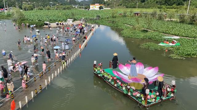 安顺经开区“荷你乡约”激活暑期旅游市场