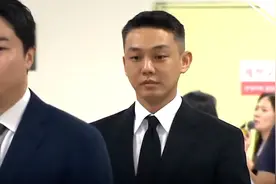 国际丨刘亚仁因吸毒被判刑一年当庭收押 抵达法院现场曝光视频封面
