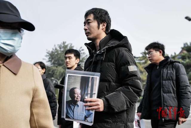民众送别著名物理学家杨振宁