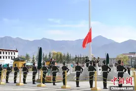 西藏各地各部门举行丰富多彩的活动纪念西藏民主改革65周年图片