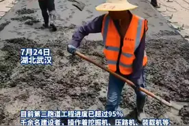 战高温赶进度，武汉天河机场第三跑道工程进度条拉至95%图片