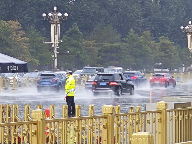 京城秋雨歇又至，游客热情不减