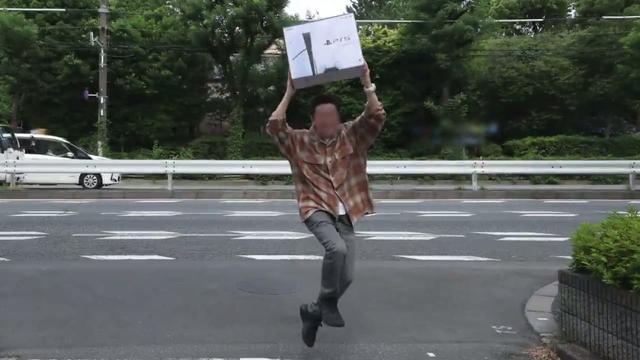 PS5谷歌地图版搞笑广告：无论男女老幼都抱着一台PS5
