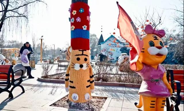 为游客设温暖小屋、大树穿上针织 “新衣”：东北虎林园冬季“换装”迎客