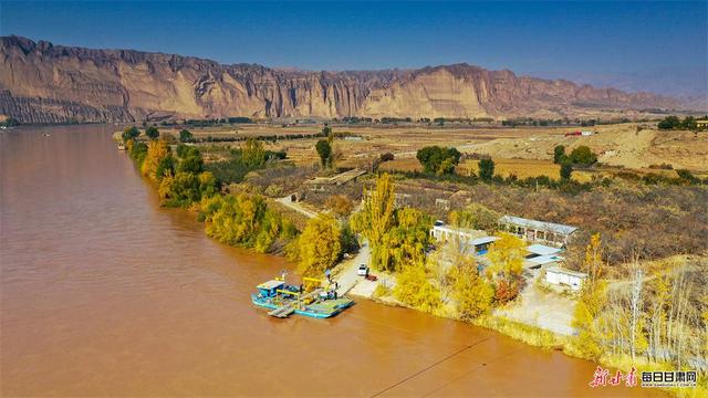 黄河绕村 石林映日 景泰龙湾村的金黄太治愈