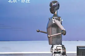 “奔跑”起来的机器人（在现场）图片