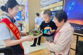 山东移动聊城分公司东昌东路营业厅开展端午节活动图片