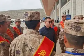排雷英雄杜富国坐火车，被集体“追星”图片