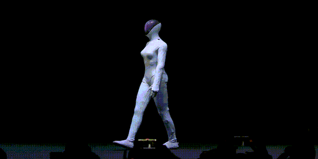 何小鹏连发四大黑科技，人形机器人走猫步上台，用户能买到的L4车型来了