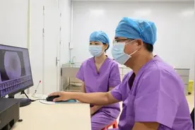 吓人！老人吃了三年“保健品”，肠子变黑似“蛇皮”图片