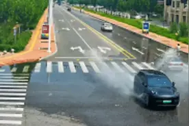 被车溅一身水？这位市民报警了图片