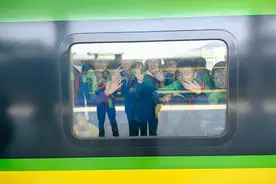 坐着“绿巨人”去春游！浙江缙云八百小学生探索铁路奥秘图片