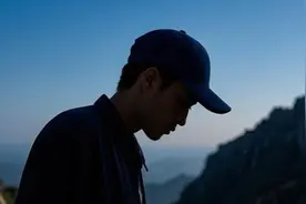 “小伙陪爬泰山年入30万”火了，当事人回应：不是靠脸吃饭！最多一天爬3趟，膝盖磨损大已考虑退出图片