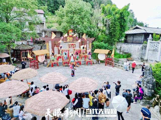 逛古镇 赏地戏 天龙屯堡景区游客如织