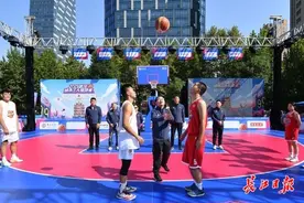 城市三人篮球赛首日，武汉学生球队表现抢眼图片