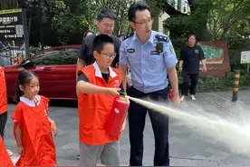 火灾防控从娃娃抓起～“灭火”操作演练起来图片