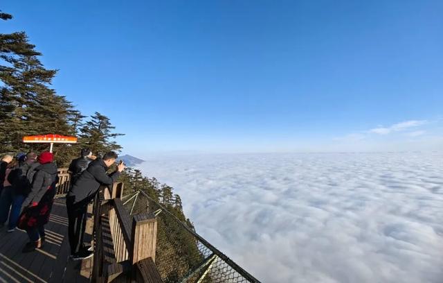 【直播倒计时1天】低至1元畅玩冬日瓦屋山，赏日出云海奇景！就在瓦屋山景区抖音直播间，明早8点准时开抢！