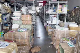 家长买教辅用书发现浓重气味后报警，警方顺藤摸瓜捣毁一制假团伙图片