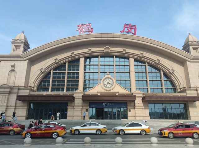 花100块把马拉松吃成喜家德和东北烧烤流水席，“2万一套房”的「东北小瑞士」成中产性价比度假胜地了？
