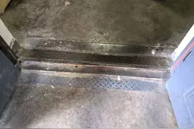 8厘米门槛“绊住”老年人脚步，社区两次改造，老人出行无忧图片