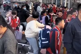 河北一学校不到时间不让进校，小学生无奈聚集校门外；校方：担心太早到校乱跑难管理图片