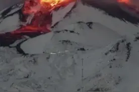 意大利埃特纳火山喷发 飞行警报发布图片
