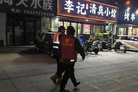 泰安市泰山区财源街道后七里社区开展夜查行动，共筑和谐社区环境图片