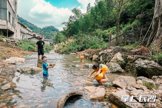 组图 |  西瓜泡溪水、水枪激战！宁乡天龙峡解锁40℃高温下的“瀑布冰镇”模式
