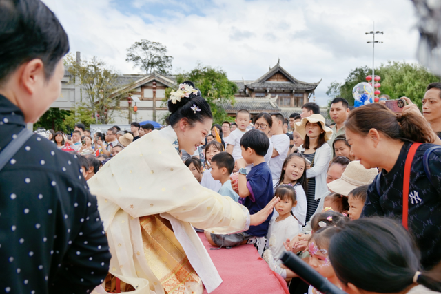 人潮涌动，穿越六百年！青岩古镇“状元的路”引爆国庆文旅热潮
