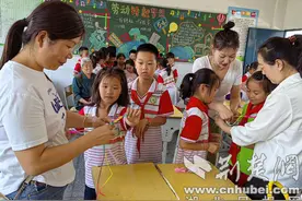 房县东城小学开展端午节巧手包粽子亲子活动图片