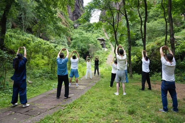 龙虎山藏着“神仙玩法”？这个周末，青萍剑+八段锦免费学！