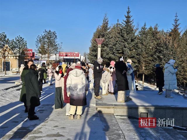 “神州北极”漠河最低气温已达零下三十摄氏度：全城被薄冰和积雪覆盖，游客排队体验泼水成冰