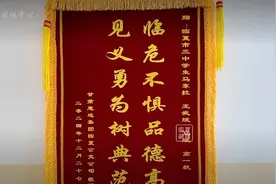 致敬！这四位初中生，救下了一车人……图片