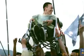 这一幕令人动容！音乐节上轮椅男孩被高高举起图片