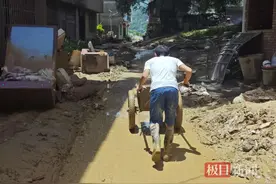 实探榕江三面环水的“孤岛村”：3米深洪水淹没房屋，400名村民被困数日，冲锋舟送来米油水果图片