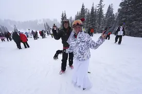（外代一线）美国科罗拉多：雪山上的集体婚礼图片