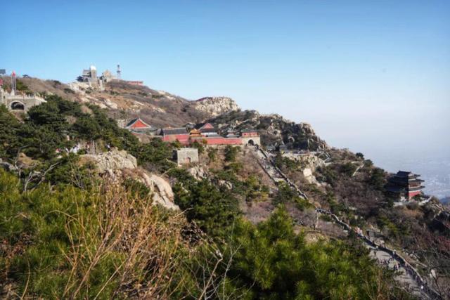 泰山的秋信：半穹澄蓝，半岭楸红