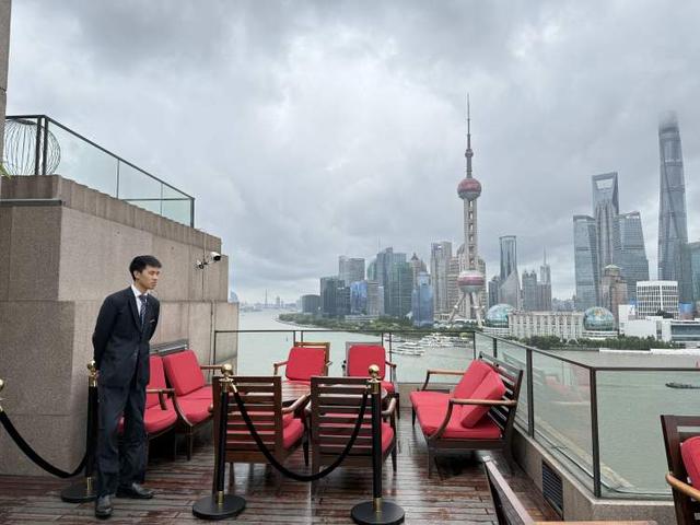 几十元团购一杯酒、周四女生免费...记者亲测：低成本也能上外滩露台欣赏绝佳景色丨精彩夜上海