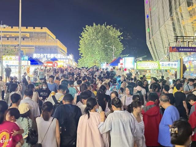 马鞍山山顶限流、螺蛳粉店排长队！此刻的柳州，人人人从从从众众众……