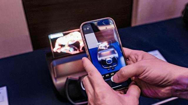 未来任何玻璃皆可成屏，这家企业在进博会秀出透明显示技术关键突破