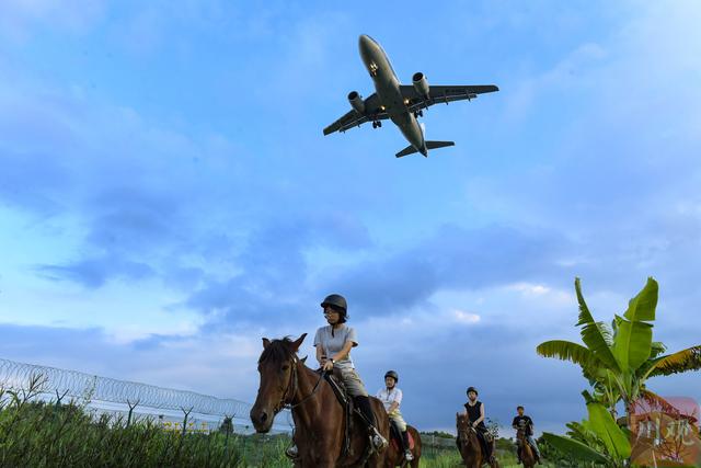 C视觉丨夕阳马背、越野飞驰、飞机同框——成都双流成市民休闲新热点