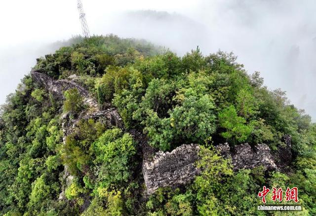 湖北南漳：朝霞云海映衬古山寨