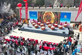 河北金山岭长城第十二届杏花节启幕  2万余名游客共赴春日花约图片
