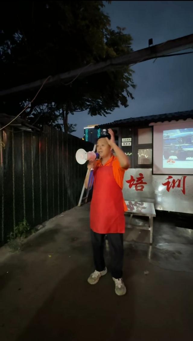 30桌7000多元！河南一餐馆九三阅兵全场免单，老板：能安稳做生意，感谢伟大祖国