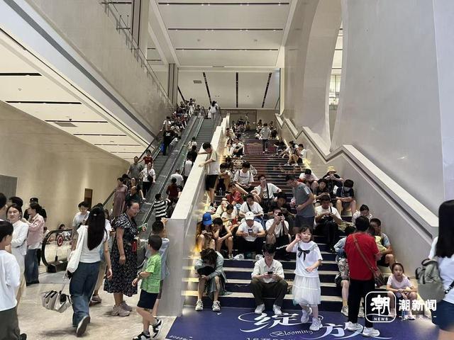 台阶上“长满了娃”、志愿讲解员都不够用了…博物馆里的亲子游更热闹了