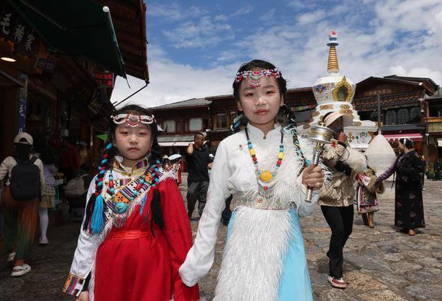 香格里拉旅游火爆，日均19℃清凉吸引中外游客