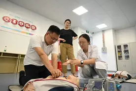 “大学节”上，学生家长体验心肺复苏图片