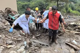 坐挖掘机挖斗过河 翻山合力救出伤者图片