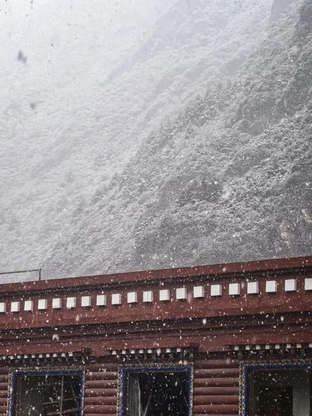 来这个小城看雪泡温泉，美哭了！